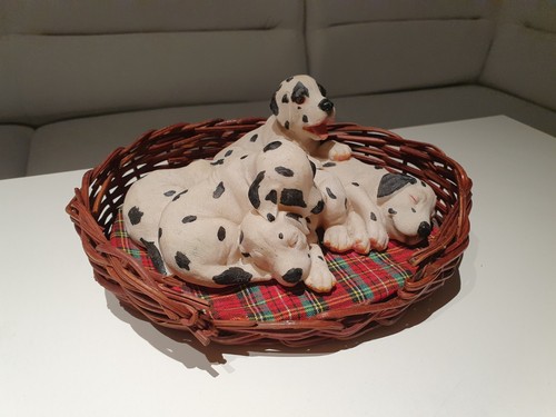 Hundewelpen mit körbchen - hundewelpen,